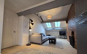 Stylish City Centre Apartment With Parking